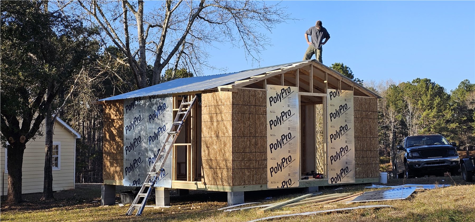 Roof installation on the tiny house